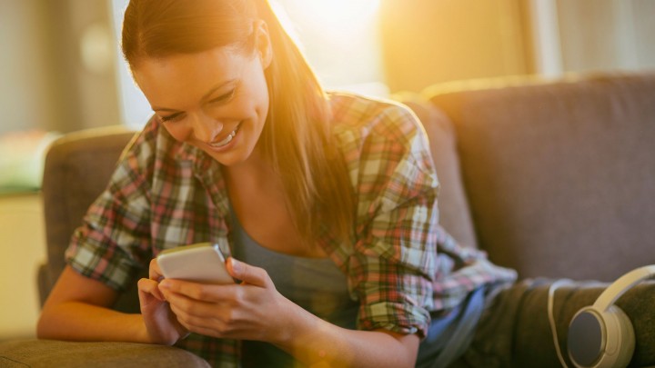Vrouw met mobiele telefoon
