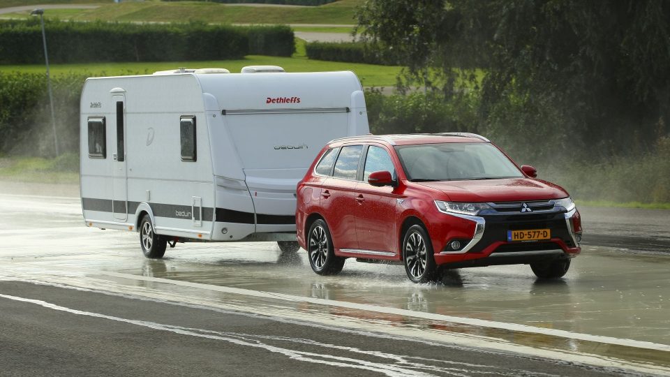 Mitsubishi Outlander PHEV met caravan